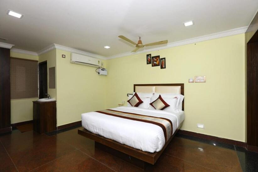 Hotel Titanium Tower Chennai Exterior photo